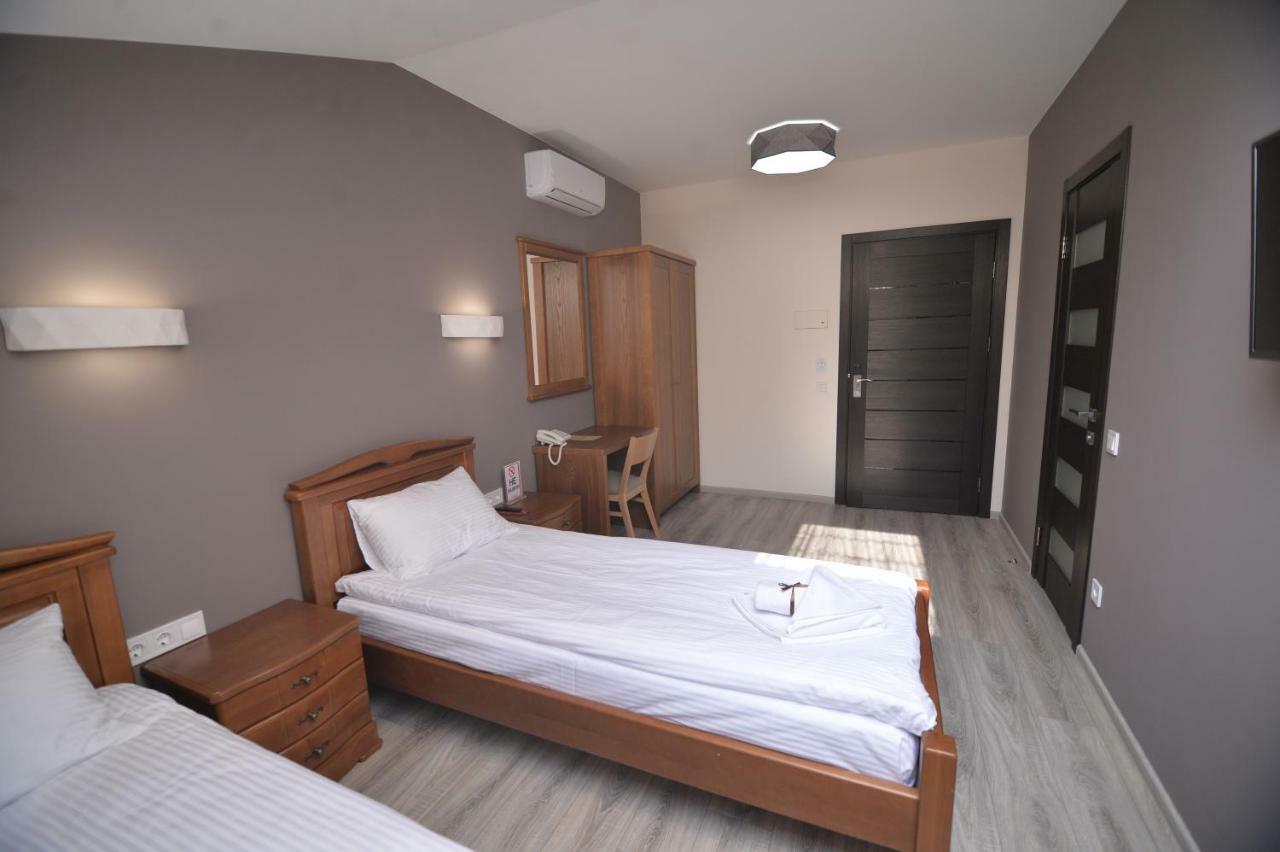 Geography Hotel Veresneve Luaran gambar